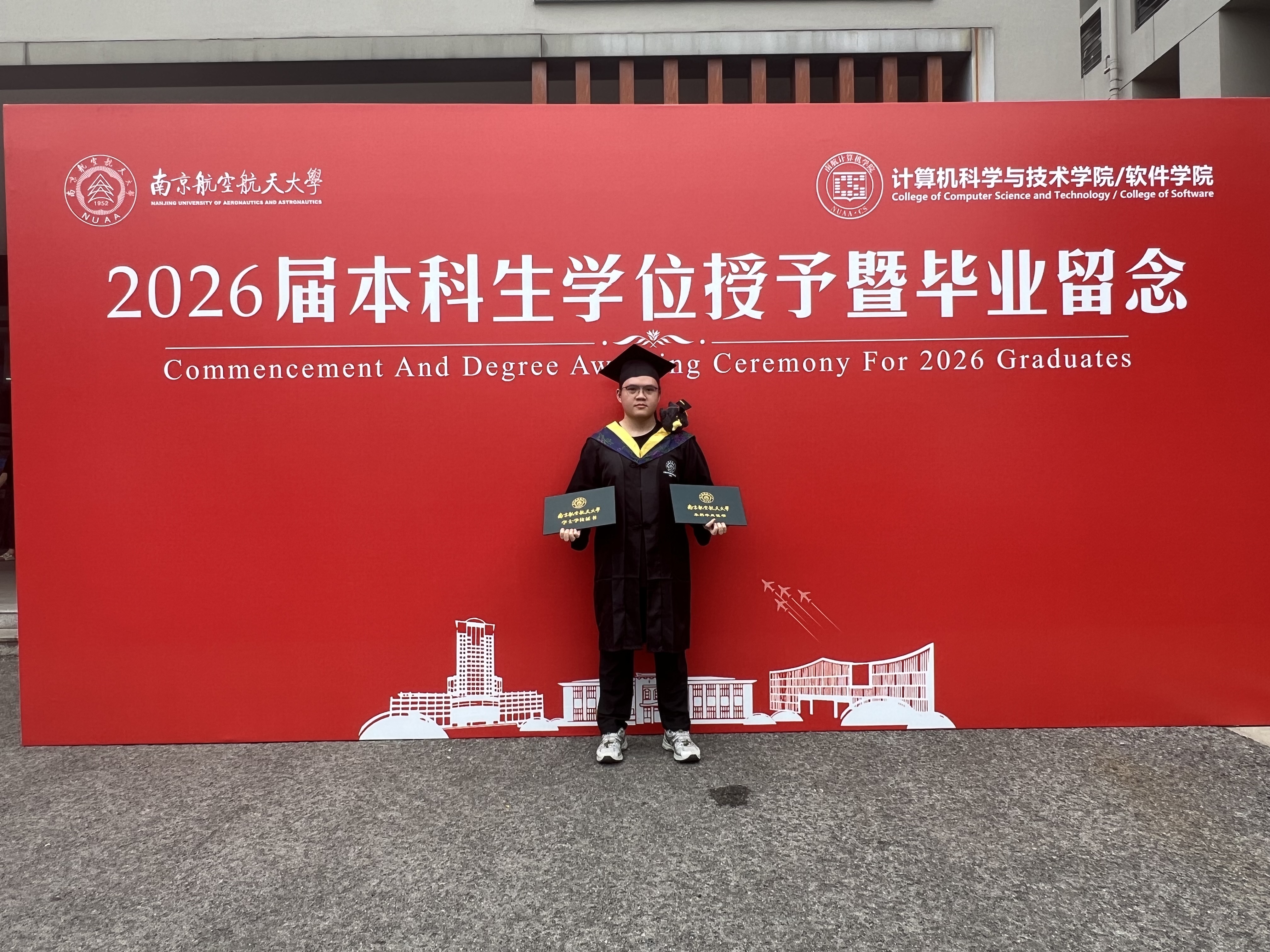 毕业证、学位证合影
